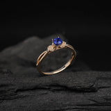 Anillo de compromiso con zafiro natural corte brillante y 16 diamantes naturales laterales elaborado en oro rosa de 14k