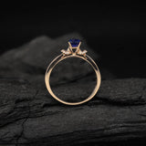 Anillo de compromiso con zafiro natural corte brillante y 16 diamantes naturales laterales elaborado en oro rosa de 14k