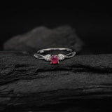 Anillo de compromiso con rubi natural corte brillante y 16 diamantes naturales laterales elaborado en oro blanco de 14k