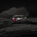 Anillo de compromiso con rubi natural corte brillante y 16 diamantes naturales laterales elaborado en oro blanco de 14k