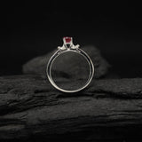 Anillo de compromiso con rubi natural corte brillante y 16 diamantes naturales laterales elaborado en oro blanco de 14k