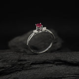 Anillo de compromiso con rubi natural corte brillante y 16 diamantes naturales laterales elaborado en oro blanco de 14k