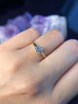 Anillo de compromiso con diamante natural central de .50ct corte brillante con certificado IGI elaborado en oro amarillo de 14k