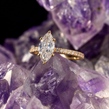 Anillo de compromiso con diamante de laboratorio de 1.0ct corte marquise con certificado IGI y 20 diamantes de laboratorio elaborado en oro amarillo de 14k