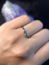 Anillo de compromiso con diamante de laboratorio central de .50ct corte brillante con certificado IGI realizado en oro blanco 14k