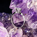 Anillo de compromiso con diamante de laboratorio central de .50ct corte brillante con certificado IGI realizado en oro blanco 14k