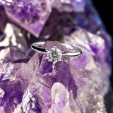 Anillo de compromiso con diamante de laboratorio central de .50ct corte brillante con certificado IGI realizado en oro blanco 14k