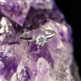 Anillo de compromiso con diamante de laboratorio central de .50ct corte brillante con certificado IGI realizado en oro blanco 14k