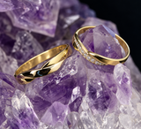 Par de argollas de matrimonio macizas de 4mm y 3mm con incrustación de 9 diamantes naturales (mitad de la pieza) elaboradas en oro amarillo y blanco de 18k