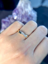Argolla de matrimonio maciza de 3mm con incrustación de 9 diamantes naturales (mitad de la pieza) elaborada en oro amarillo y blanco de 18k