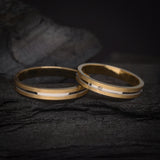 Par de argollas de matrimonio de 3mm macizas con incrustación de diamante natural de .01ct elaboradas en oro de 18k