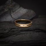 Argolla de matrimonio maciza de 3mm con incrustación de diamante natural de .01ct elaborada en oro amarillo y blanco de 18k