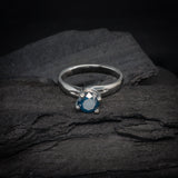 Anillo de compromiso con diamante natural central tono azul de 1.0ct corte brillante elaborado en oro blanco de 14k