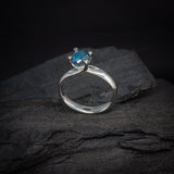 Anillo de compromiso con diamante natural central tono azul de 1.0ct corte brillante elaborado en oro blanco de 14k