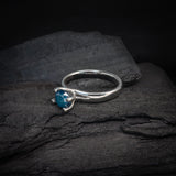 Anillo de compromiso con diamante natural central tono azul de 1.0ct corte brillante elaborado en oro blanco de 14k