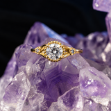 Anillo de compromiso con diamante de laboratorio de .50ct corte brillante con certificado IGI y 2 zafiros naturales laterales elaborado en oro amarillo de 14k
