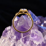 Anillo de compromiso con diamante de laboratorio de .50ct corte brillante con certificado IGI y 2 zafiros naturales laterales elaborado en oro amarillo de 14k