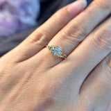 Anillo de compromiso con diamante de laboratorio de .50ct corte brillante con certificado IGI y 2 zafiros naturales laterales elaborado en oro amarillo de 14k