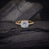 Anillo de compromiso con diamante de laboratorio central de 1.0ct corte brillante con certificado IGI y 32 diamantes naturales laterales en oro amarillo de 14k