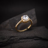 Anillo de compromiso con diamante natural central de 1.0ct corte brillante con certificación GIA y 32 diamantes naturales laterales elaborado en oro amarillo de 14k