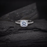 Anillo de compromiso con moissanita central de 1.0ct corte brillante con certificado GRA y 32 cristales laterales en oro blanco de 14k