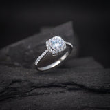 Anillo de compromiso con moissanita de 1.0ct corte brillante con certificado GRA y 32 diamantes naturales laterales elaborado en oro blanco de 14k