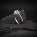 Anillo de compromiso con moissanita de 1.0ct corte brillante con certificado GRA y 32 diamantes naturales laterales elaborado en oro blanco de 14k