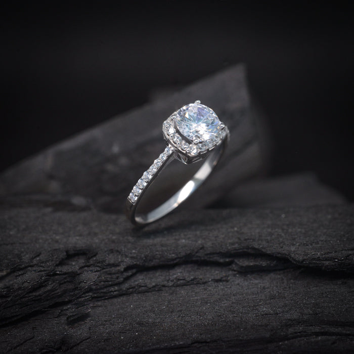 Anillo de compromiso con moissanita central de corte