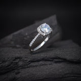 Anillo de compromiso con diamante de laboratorio central de 1.0ct corte brillante con certificado IGI y 32 cristales laterales en oro blanco de 14k