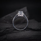 Anillo de compromiso con diamante de laboratorio central de 1.0ct corte brillante con certificado IGI y 32 cristales laterales en oro blanco de 14k