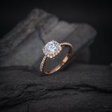 Anillo de compromiso con moissanita central de 1.0ct corte brillante con certificado GRA y 32 cristales laterales en oro rosa de 14k