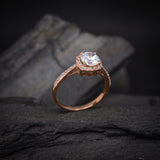 Anillo de compromiso con moissanita de 1.0ct corte brillante con certificado GRA y 32 diamantes naturales laterales elaborado en oro rosa de 14k
