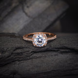 Anillo de compromiso con diamante natural central de .1.0ct corte brillante con certificación GIA y 32 diamantes naturales laterales elaborado en oro rosa de 14k