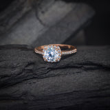 Anillo de compromiso con diamante natural central de .1.0ct corte brillante con certificación GIA y 32 diamantes naturales laterales elaborado en oro rosa de 14k