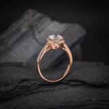 Anillo de compromiso con moissanita central de 1.0ct corte brillante con certificado GRA y 32 cristales laterales en oro rosa de 14k