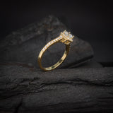 Anillo de compromiso con diamante natural central de .50ct corte brillante con certificación GIA y 33 diamantes naturales laterales elaborado en oro amarillo de 14k