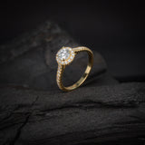 Anillo de compromiso con diamante natural central de .50ct corte brillante con certificación GIA y 33 diamantes naturales laterales elaborado en oro amarillo de 14k