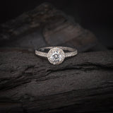 Anillo de compromiso con diamante natural central de .50ct corte brillante con certificación GIA y 33 diamantes naturales laterales elaborado en oro blanco de 14k