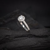 Anillo de compromiso con diamante natural central de .50ct corte brillante con certificación GIA y 33 diamantes naturales laterales elaborado en oro blanco de 14k