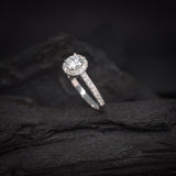 Anillo de compromiso con diamante de laboratorio central de .50ct corte brillante con certificado IGI y 33 diamantes naturales laterales elaborado en oro blanco de 14k