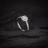 Anillo de compromiso con moissanita de .50ct corte brillante con certificado GRA y 33 diamantes naturales laterales elaborado en oro blanco de 14k