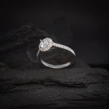 Anillo de compromiso con diamante natural central de .50ct corte brillante con certificación GIA y 33 diamantes naturales laterales elaborado en oro blanco de 14k