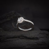 Anillo de compromiso con diamante de laboratorio central de .50ct corte brillante con certificado IGI y 33 diamantes naturales laterales elaborado en oro blanco de 14k