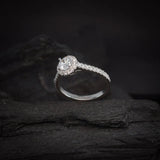 Anillo de compromiso con diamante natural central de .50ct corte brillante con certificado IGI y 27 cristales laterales elaborado en oro blanco de 14k