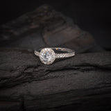 Anillo de compromiso con moissanita de .50ct corte brillante con certificado GRA y 33 diamantes naturales laterales elaborado en oro blanco de 14k