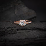 Anillo de compromiso con diamante natural central de .50ct corte brillante con certificado IGI y 33 diamantes naturales laterales elaborado en oro rosa de 14k