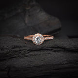 Anillo de compromiso con diamante de laboratorio central de .50ct corte brillante con certificado IGI y 33 diamantes naturales laterales elaborado en oro rosa de 14k