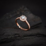 Anillo de compromiso con diamante natural central de .50ct corte brillante con certificación GIA y 33 diamantes naturales laterales elaborado en oro rosa de 14k