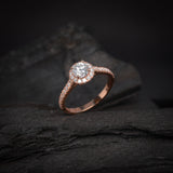 Anillo de compromiso con diamante natural central de .50ct corte brillante con certificación GIA y 33 diamantes naturales laterales elaborado en oro rosa de 14k