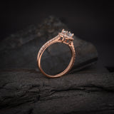 Anillo de compromiso con diamante natural central de .50ct corte brillante con certificado IGI y 33 diamantes naturales laterales elaborado en oro rosa de 14k